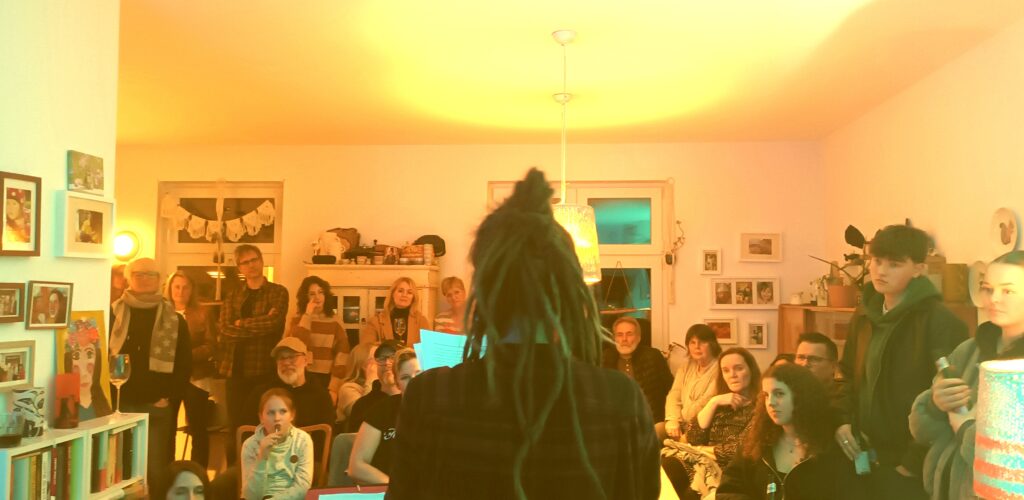 Tante Matta: Wohnzimmerkonzert und Reisegeschichten mit Sarah Bauer